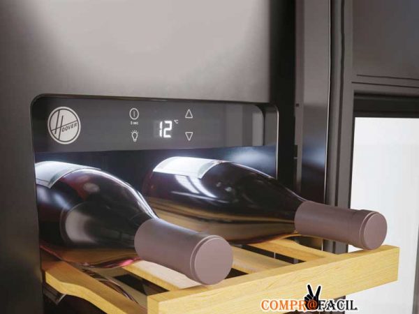 una nevera de vino con control de temperatura Fotografía de stock